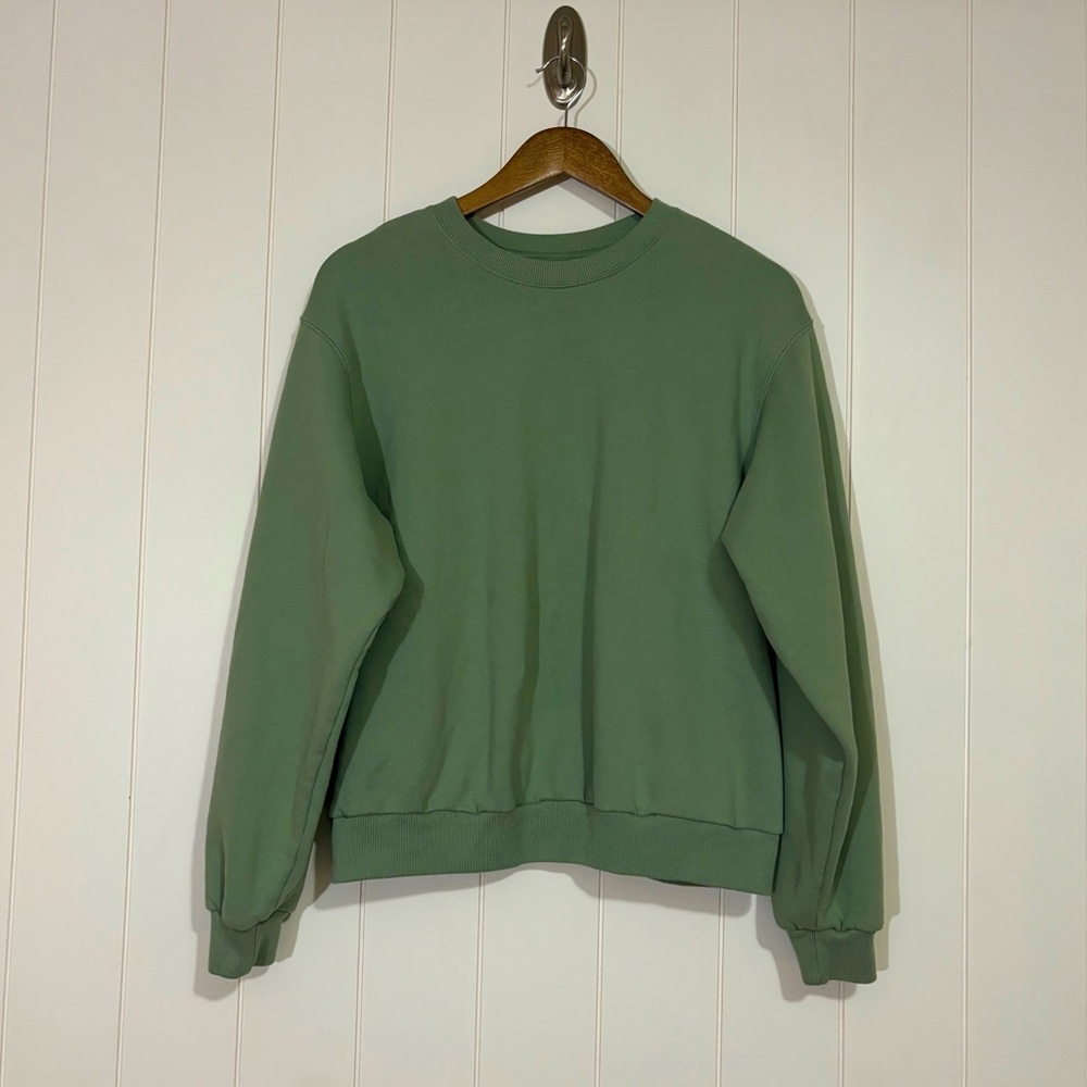Hollister Sage Green Basic Crewneck size M